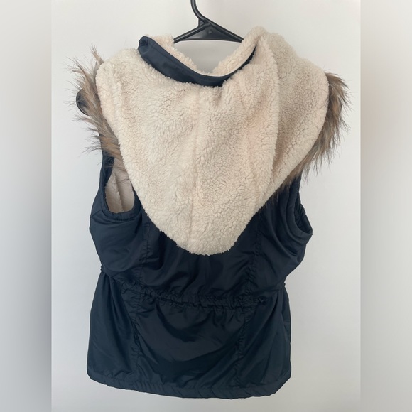 NWT Sleeveless Full-Zip Nylon Vest Ashley By 26 International Size Large (L) - Picture 3 of 5